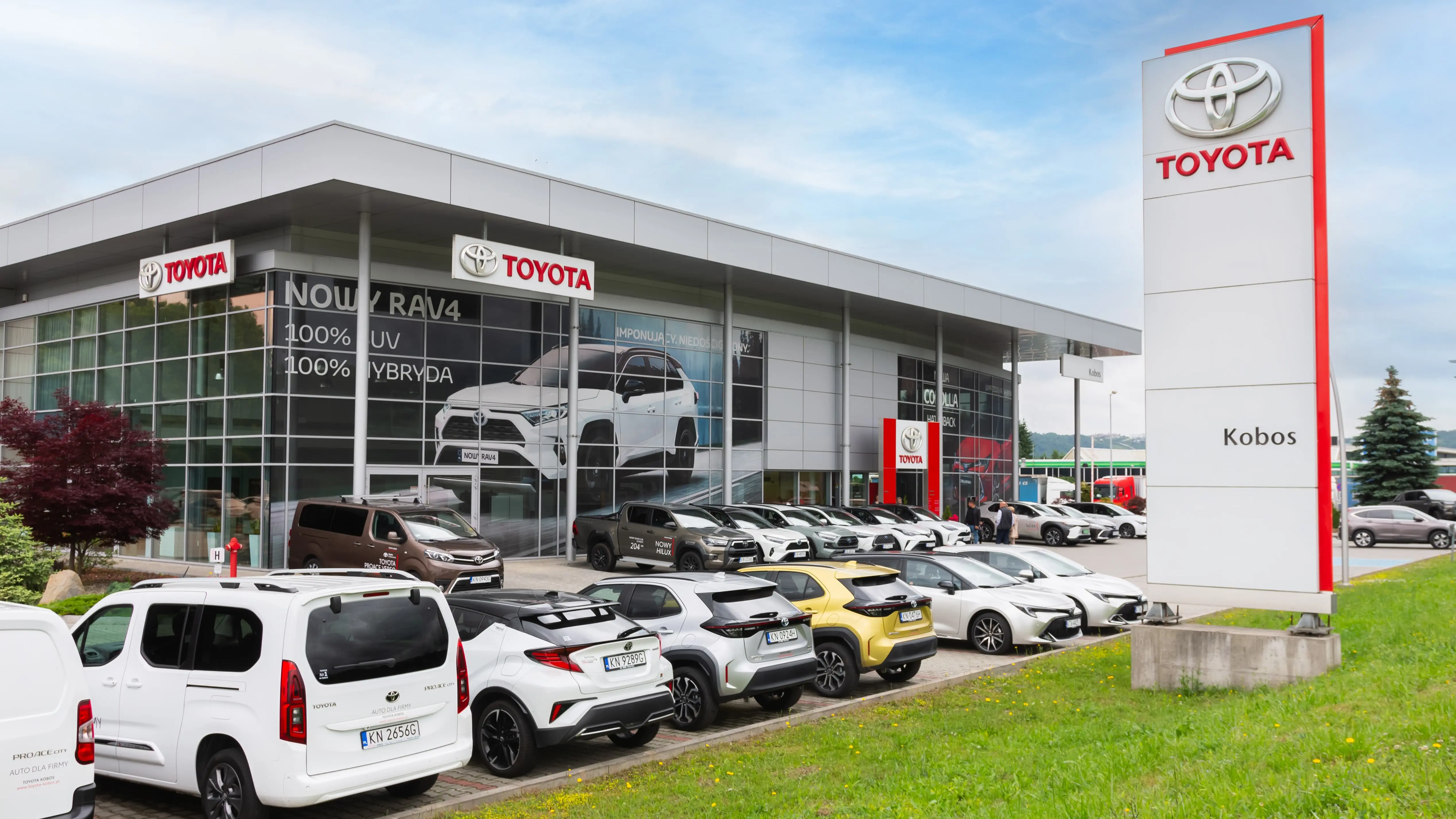 Autoryzowany dealer Toyota KOBOS Nowy Sącz - salon sprzedaży i serwis samochodowy