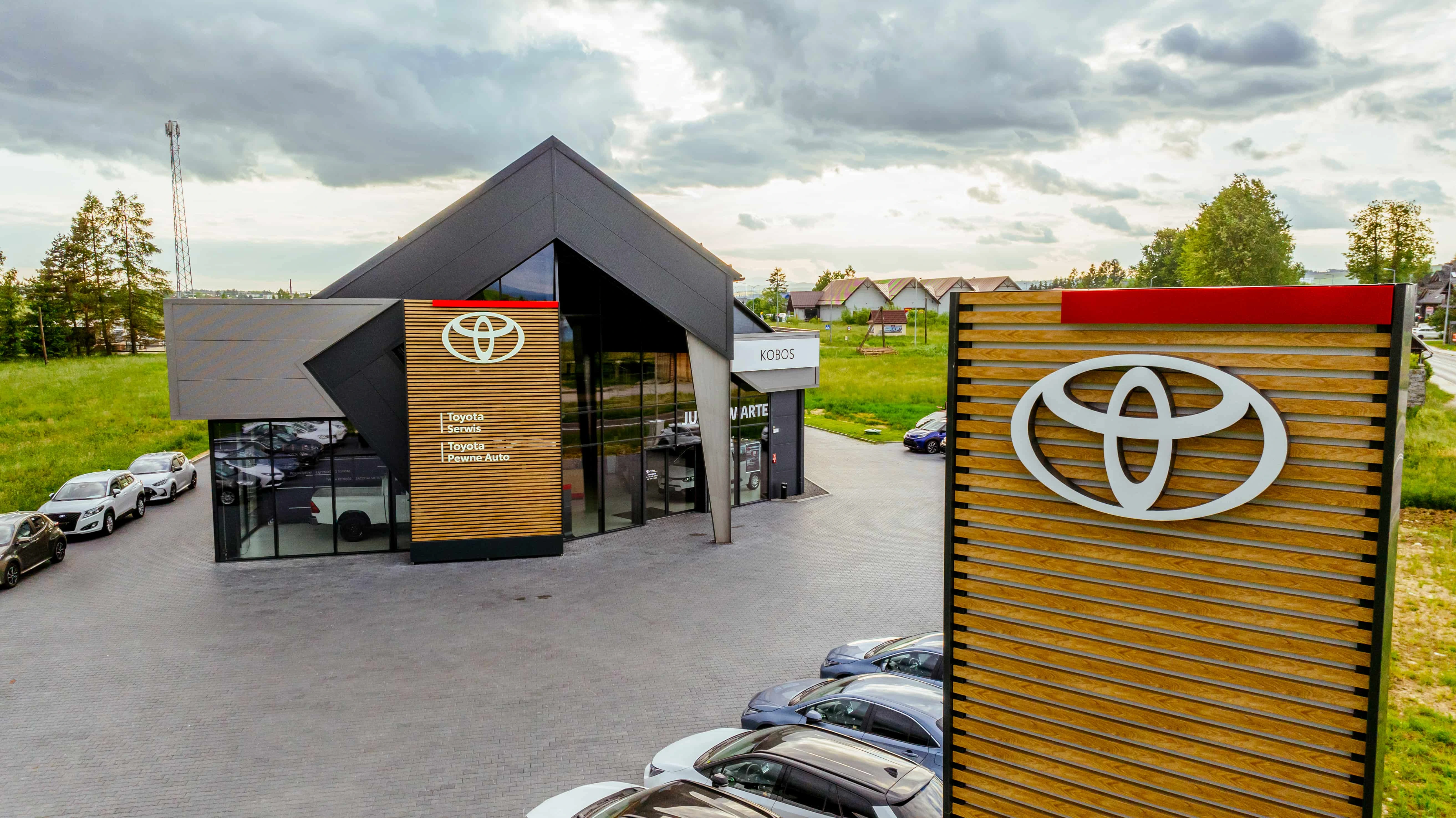 Salon Toyota KOBOS Nowy Targ - autoryzowany dealer i serwis w centrum miasta